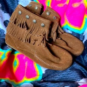 Nearly New Minnetonka Moccasins 7.5 Women’s